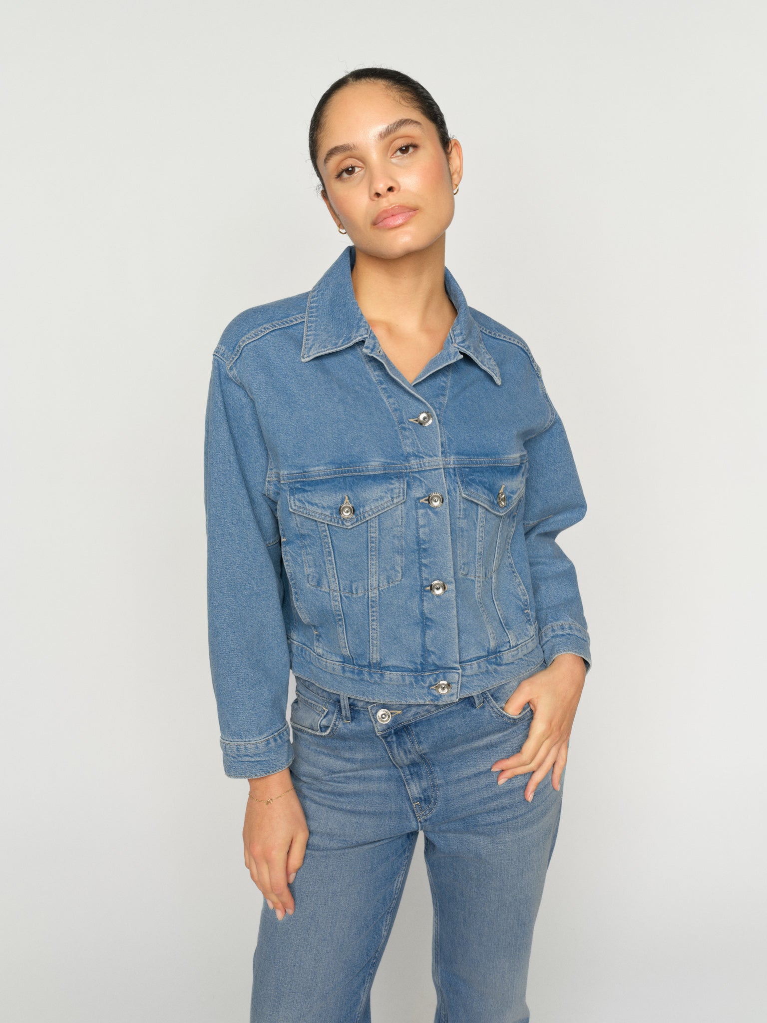Modelshot / Light Blue / Detail